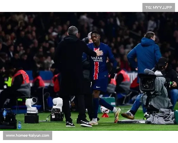 巴黎圣日耳曼在年法国甲级联赛中进攻组合默契,配合流畅。 巴黎圣日耳曼在年法国甲级联赛中进攻组合默契,配合流畅。